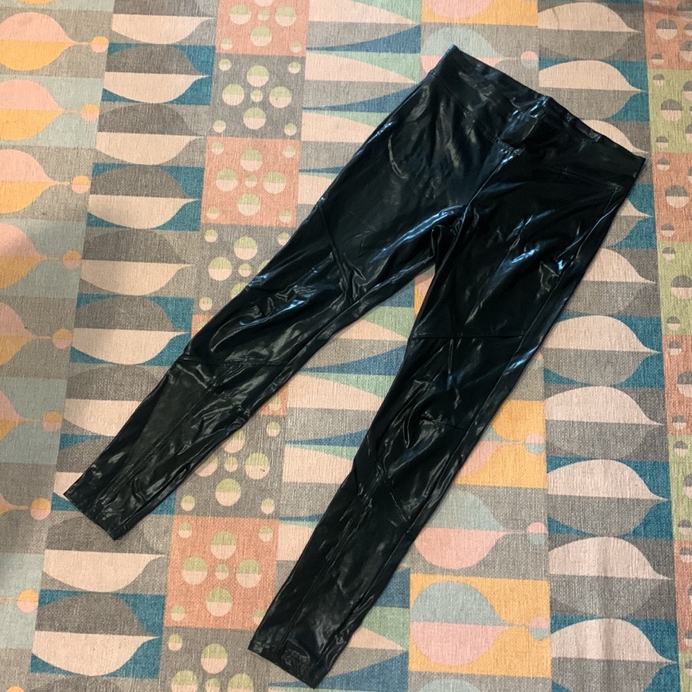 Hue never worn shiny black leggings size L with tags